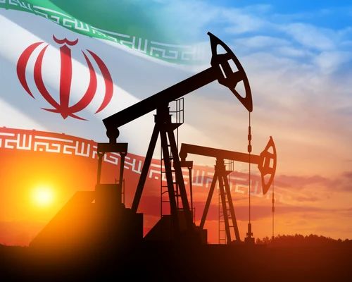 Pompe de petrol pe fundalul steagului Iranului FOTO shutterstock jpg