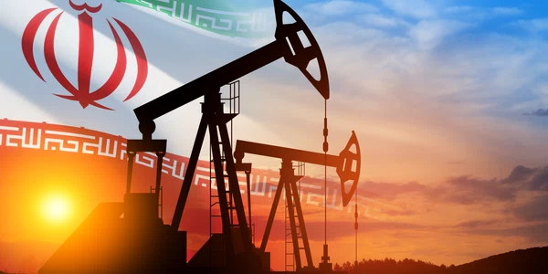 Pompe de petrol pe fundalul steagului Iranului FOTO shutterstock jpg