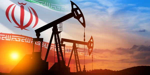 Pompe de petrol pe fundalul steagului Iranului FOTO shutterstock jpg