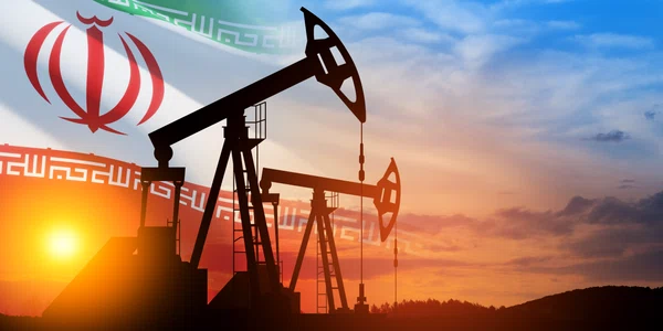 Pompe de petrol pe fundalul steagului Iranului FOTO shutterstock jpg
