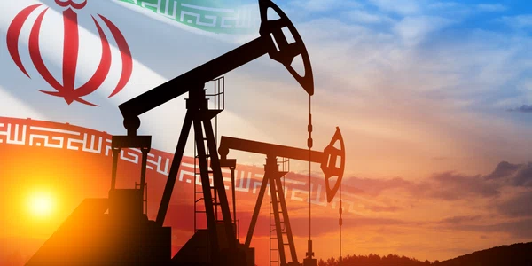 Pompe de petrol pe fundalul steagului Iranului FOTO shutterstock jpg