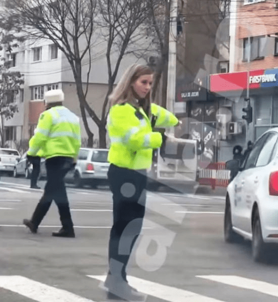 O polițistă din Brăila, mod inedit de dirijare a traficului. „Zici că eram la concurs de pantomimă în intersecție!“ VIDEO