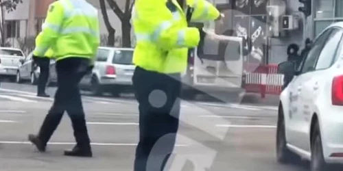 politista dirijeaza traficul jpg