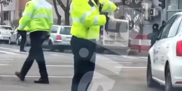 politista dirijeaza traficul jpg