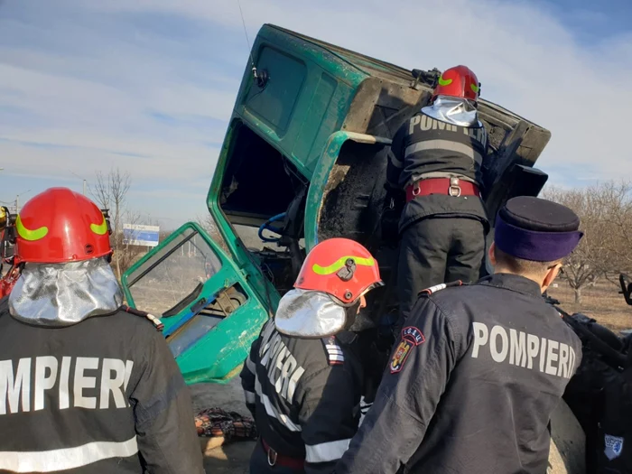 Incendiu a fost stins de pompieri