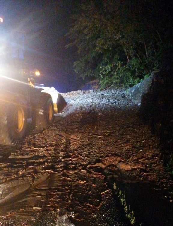 Pietre şi bolovani căzute de pe versanţi în urma unei viituri pe Valea Oltului în Vâlcea Foto DRDP Craiova