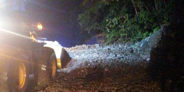 Pietre şi bolovani căzute de pe versanţi în urma unei viituri pe Valea Oltului în Vâlcea Foto DRDP Craiova