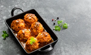 Chiftele in sos dulce acrisor  Sursa foto shutterstock 2266512437 jpg