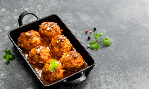 Chiftele in sos dulce acrisor  Sursa foto shutterstock 2266512437 jpg