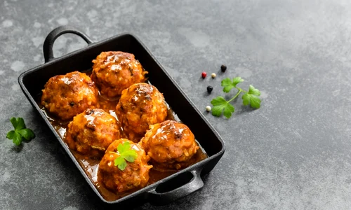 Chiftele in sos dulce acrisor  Sursa foto shutterstock 2266512437 jpg