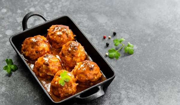 Chiftele in sos dulce acrisor Sursa foto shutterstock 2266512437 jpg