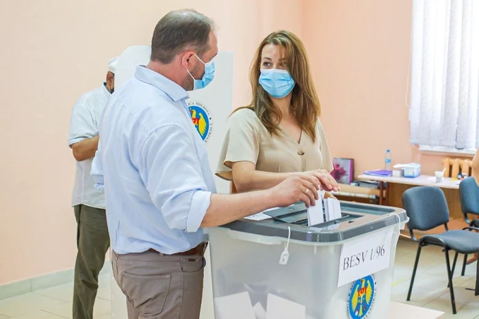 Ion Ceban alături de soţie, la secţia de votare