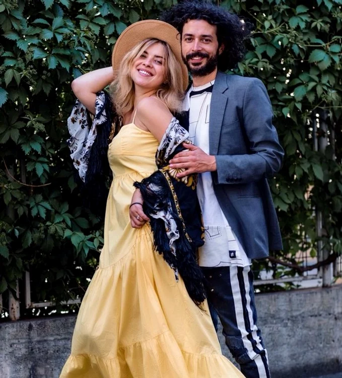 
    Cei doi soţi lucrează  şi sunt împreună şi la birou, şi acasă  