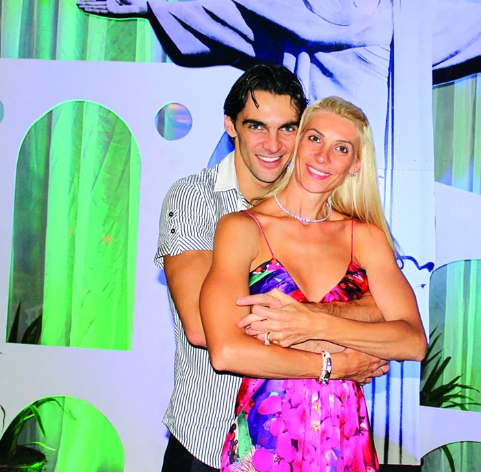 
    Cristina şi Giba, în faţa unei  copii a statuii lui Iisus,  simbolul oraşului Rio de Janeiro  