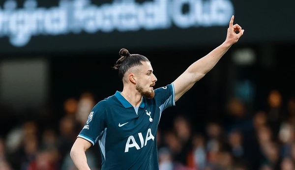 Radu Drăgușin, înfrângere la primul meci ca titular pentru Spurs. Foto Facebook 
