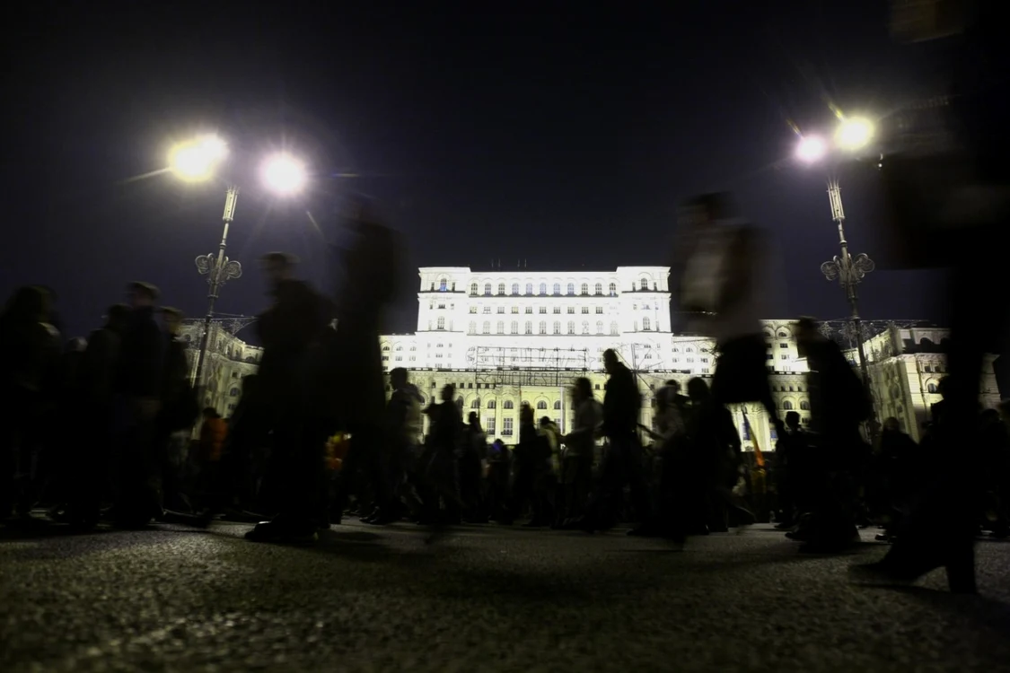 Protestatari în faţa Casei Poporului, în noiembrie 2015 / Foto: David Muntean/ Adevărul