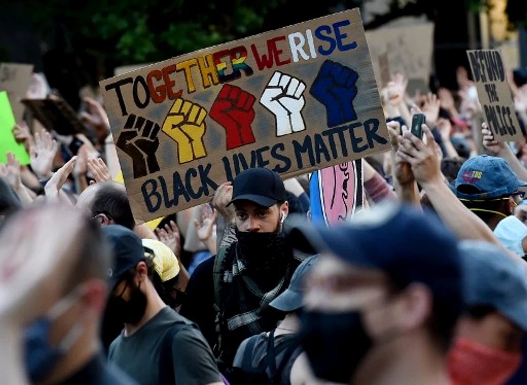 Oamenii protestează de zile bune, iar Donald Trump i-a amenințat că va scoate armata în stradă pentru a îi opriFoto: AFP