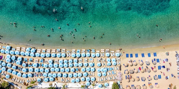 plaja psarou din mykonos grecia foto shutterstock