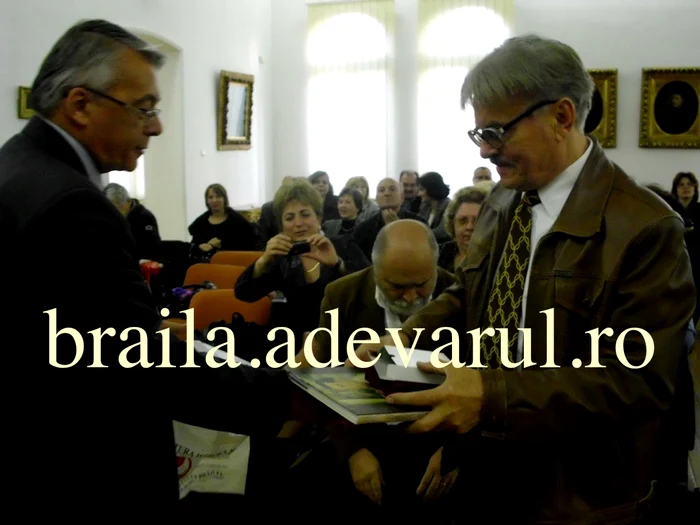 Prof. Ionel Cândea, directorul Muzeului Brăilei înmânându-i albumul şi medalia doctorului Coţoiu