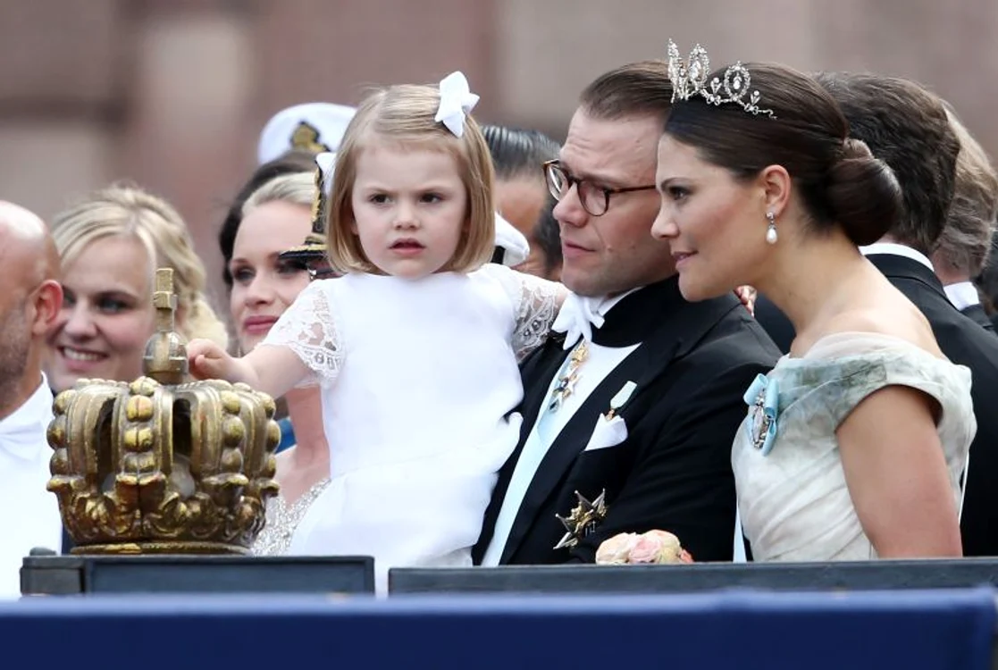 Prinţesa Victoria, alături de soţul ei şi fiica lor, Estelle, la nunta regală