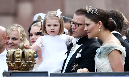 Prinţesa Victoria, alături de soţul ei şi fiica lor, Estelle, la nunta regală jpeg