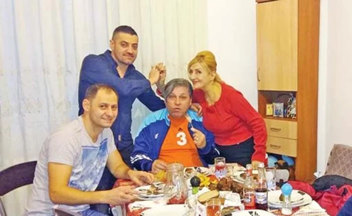 Cornel Galeş, alături de Ileana Ciuculete, şi de cei doi băieţi ai ei, Cristian şi Mugurel, cu care bărbatul s-a bătut pe averea artistei
