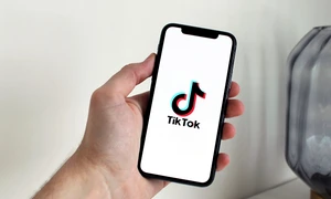 tik tok pe telefon pixabay jpg