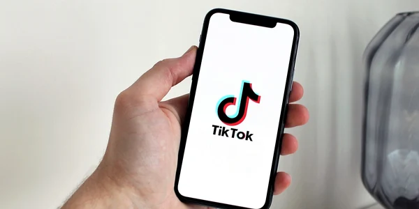 tik tok pe telefon pixabay jpg