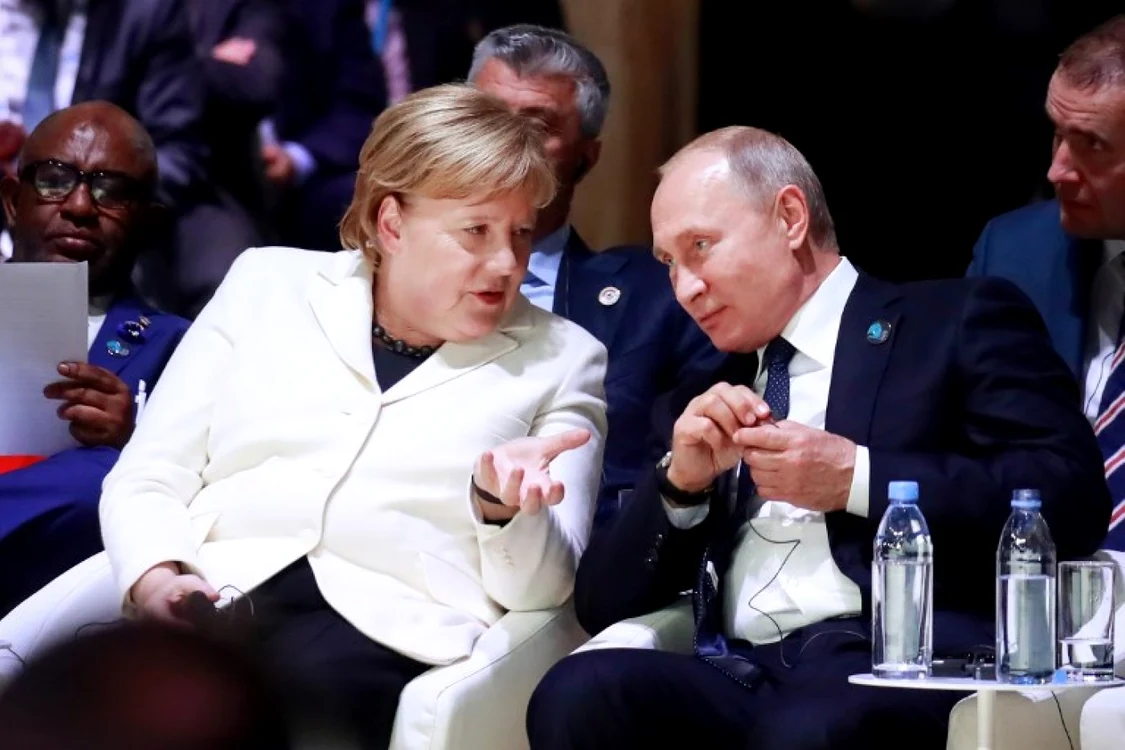 Angela Merkel şi Vladimir Putin la ceremonia de deschidere a Forumului de pace de la Paris FOTO AFP