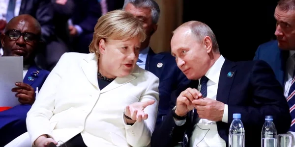 Putin si Merkel la ceremonia de deschidere a Forumului de pace de la Paris FOTO AFP