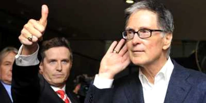 John Henry (dreapta) priveşte cu optimism spre viitorul lui FC Liverpool