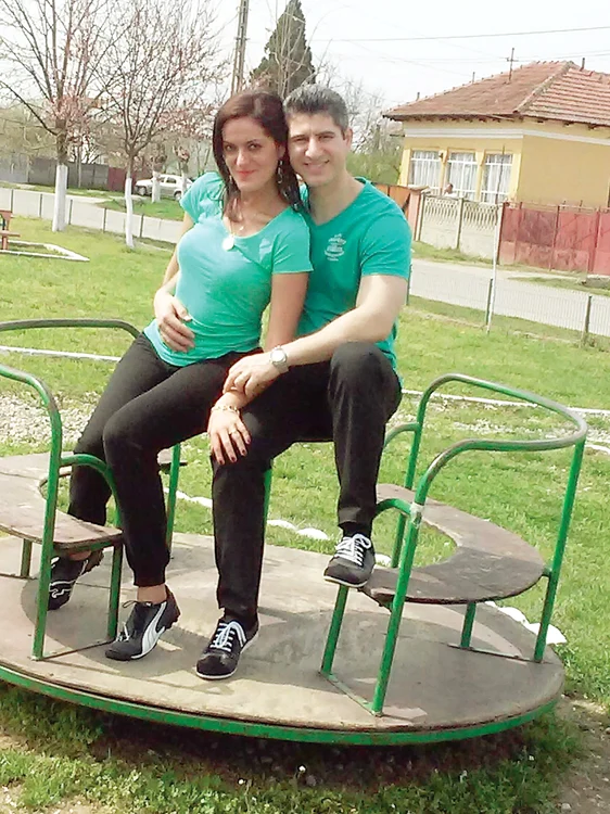 Pozele cu mâna pe burtică au stârnit multe controverse