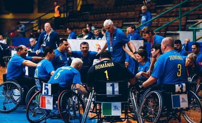 Echipa de handbal în scaun rulant în timpul unui time-out