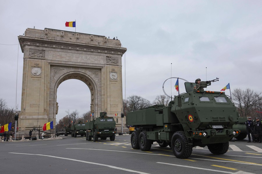 Parada Militară Națională. Aproximativ 2.500 de militari au trecut pe sub Arcul de Triumf. Ce aeronave și tehnică militară au participat la defilare