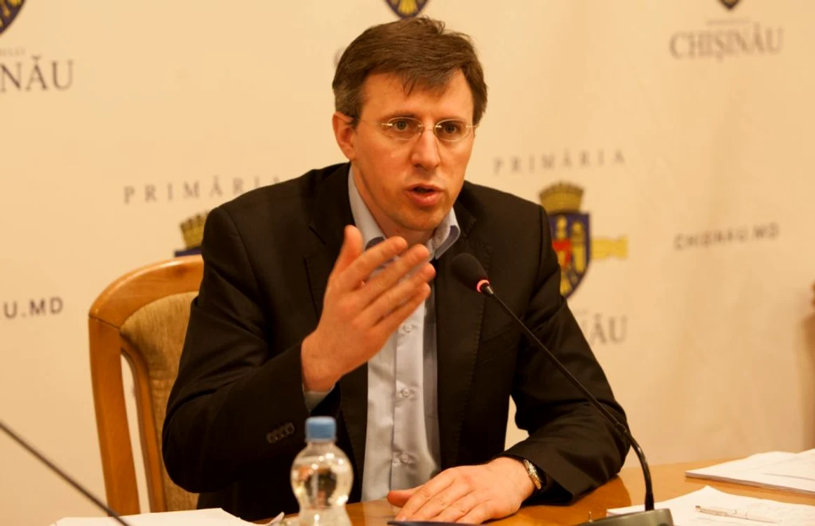Dorin Chirtoacă a revenit la Primărie FOTO Alexandru Tarlev