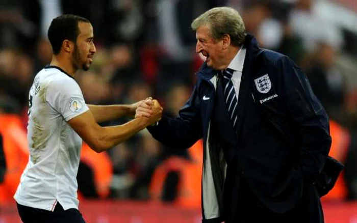 Roy Hodgson îl salută pe Andros Townsend, în momentul în care-l schimbă (în minutul 88), în meciul cu Polonia. FOTO: Guliver/Getty Images