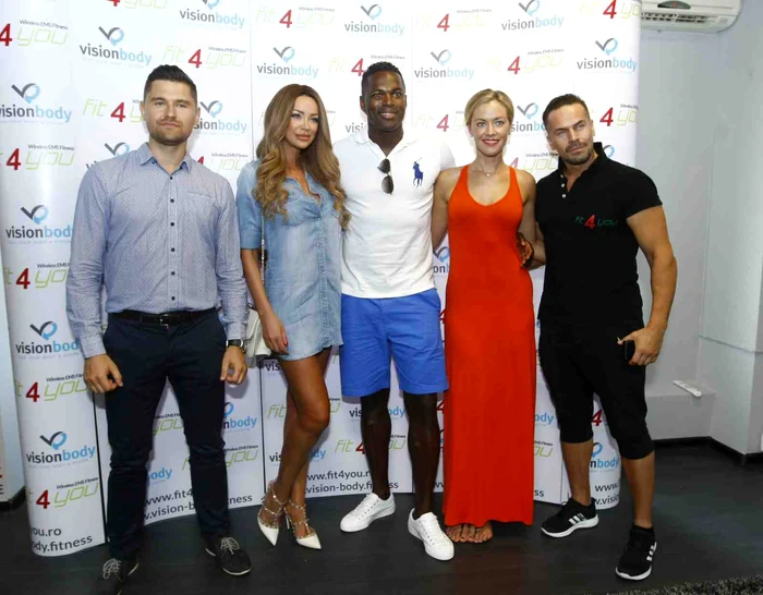 
    Kristanna Loken (în roşu), Remy Bonjasky şi Bianca Drăguşanu au inaugurat sala de fitness Fit4You de la Orhideea GardensFoto: David Muntean  