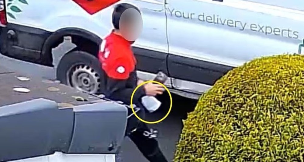 Cum fură un livrator un iPhone de 1.500 de euro. Păgubitul a prezentat dovada video după ce fusese anunțat că a primit pachetul