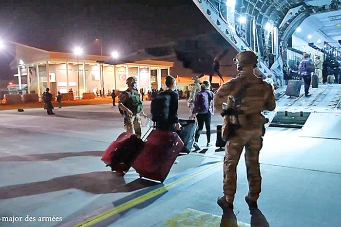 Militarii americani au format un cordon în jurul aeroportului