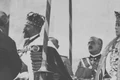 Coroana Regelui Ferdinand a fost cea moștenită de la unchiul său, Carol I, în timp ce Regina Maria a avut o coroană făcută la Paris special pentru eveniment jpeg
