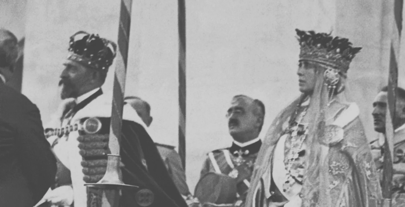Coroana Regelui Ferdinand a fost cea moștenită de la unchiul său, Carol I, în timp ce Regina Maria a avut o coroană făcută la Paris special pentru eveniment