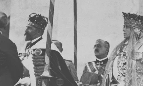 Coroana Regelui Ferdinand a fost cea moștenită de la unchiul său, Carol I, în timp ce Regina Maria a avut o coroană făcută la Paris special pentru eveniment jpeg