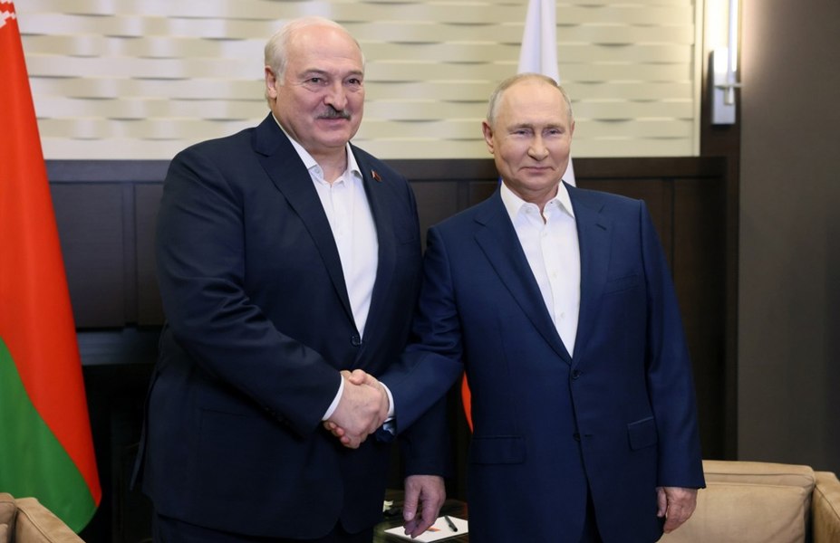  Vladimir Putin îi dă dictatorului din Belarus și din noile rachete hipersonice Oreșnik 