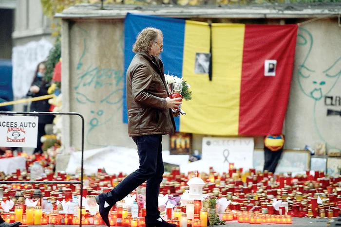 
    Artistul a aprins o lumânare la clubul “Colectiv”Violonistul olandez a venit în România să depună flori la clubul Colectiv în memoria celor decedați  