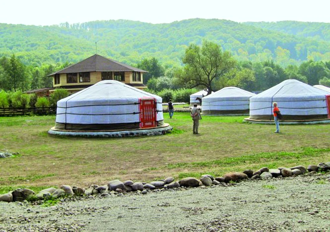 Campingul de află în localitatea Câmpu Cetăţii, comuna Eremitu, şi se întinde pe o suprafaţă de câteva zeci de hectare