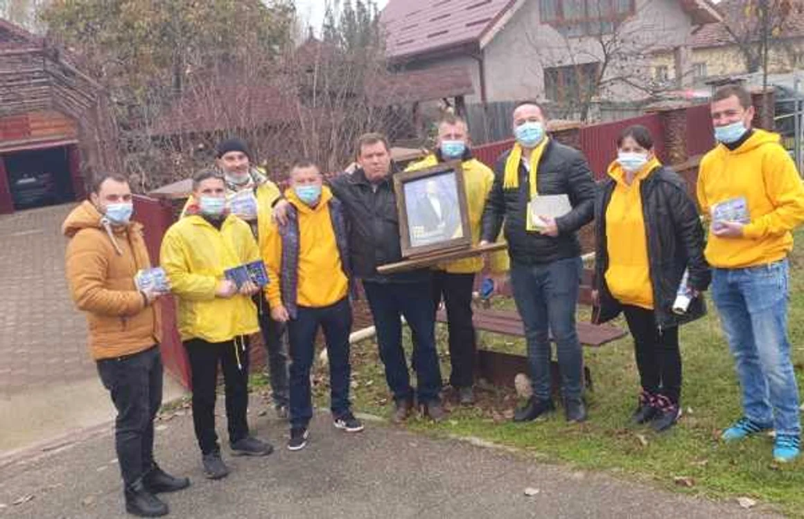 Fotografia cu liberalul care candidează la Senat, purtată ca pe icoană  FOTO: facebook.com/lucian.margineanu.96