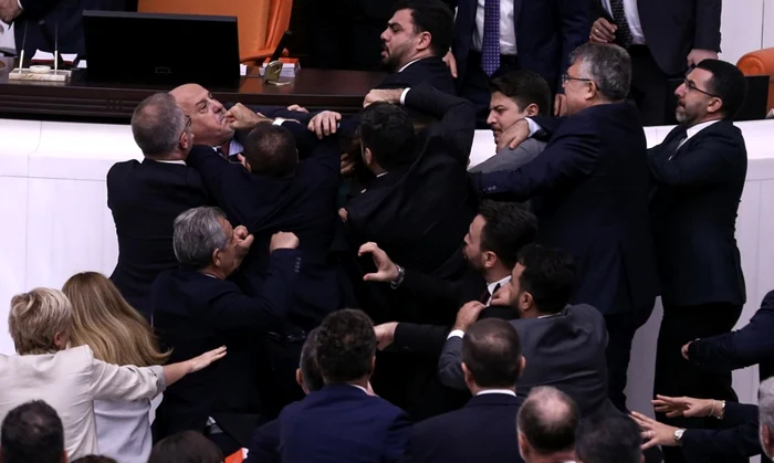 Parlamentarii turci s-au luat la pumni FOTO EPA