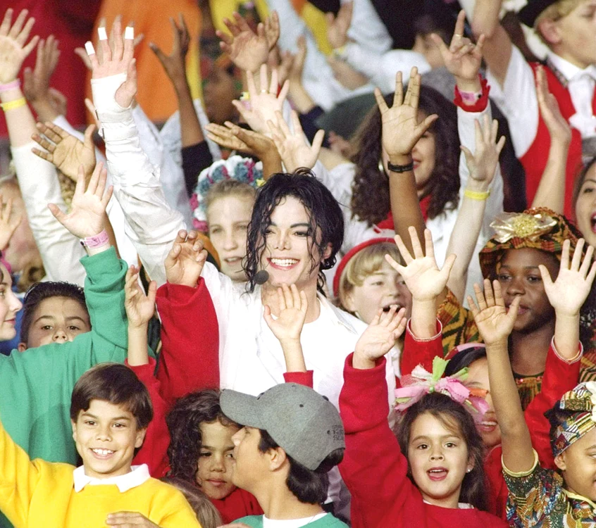 
    Michael Jackson nu  rata nici un prilej de a  se poza în compania  copiilor care îl adorau   