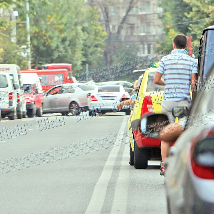 La un moment dat, e cât pe  ce să intre într-un autoturism,  al cărui şofer n-a greşit cu nimic...