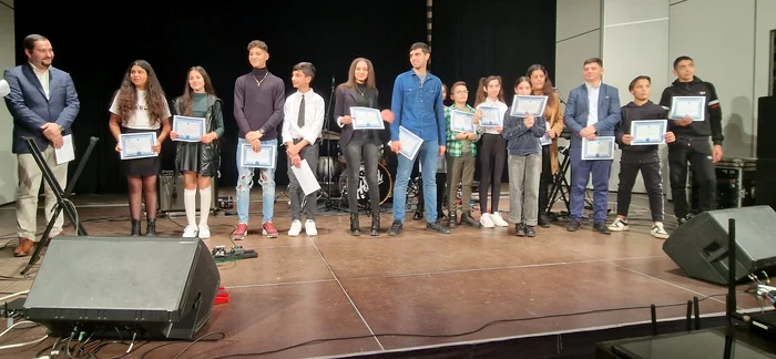 15 elevi cu rezultate bune au fost premiați de Centrul Cultural „Romano Kher” FOTO: Adevărul